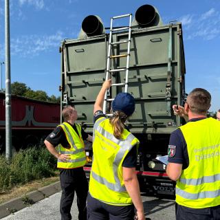 Abfalltransportkontrolle der Bezirksregierung Düsseldorf auf der A40