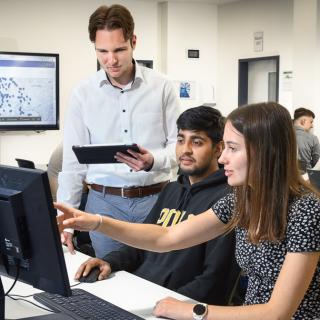 Fachinformatiker*in Fachrichtung Anwendungsentwicklung oder Fachinformatiker*in Fachrichtung Systemintegration sowie Kaufleute für IT-System-Management und Kaufleute für Digitalisierungsmanagement. „Studienintegrierende Ausbildung in Nordrhein-Westfalen“ (SiA-NRW) /  / Heinz-Nixdorf-Berufskolleg (HNBK) in Essen.