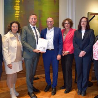 Regierungspräsident Thomas Schürmann überreicht den Förderbescheid an Herrn Uwe Schneidewind, Oberbürgermeister der Stadt Wuppertal.
