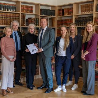 Die Bezirksregierung Düsseldorf, vertreten durch Regierungspräsident Thomas Schürmann, tritt dem Freundeskreis der Alten Synagoge Essen bei. 