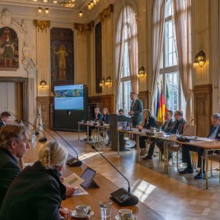 Regierungspräsident Thomas Schürmann begrüßte die Teilnehmenden beim Forum.