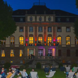 Das beleuchtete Schlösschen der Bezirksregierung
