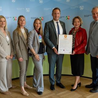 Übergabe der Charta zur Vereinbarkeit von Beruf & Pflege.