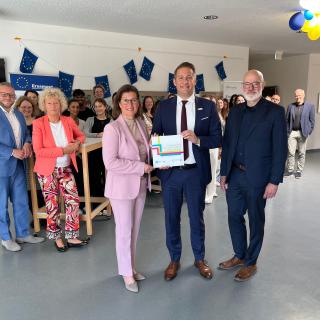 Regierungspräsident Schürmann zeichnet Rhein-Maas-Berufskolleg und Realschule Kranenburg als Euregioprofil-Schulen aus