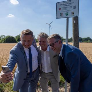 Regierungspräsident Thomas Schürmann, Bürgermeister Christoph Fleischhauer und Landrat Ingo Brohl (v.l.) machen ein Foto am Mittelpunkt des Regierungsbezirks.